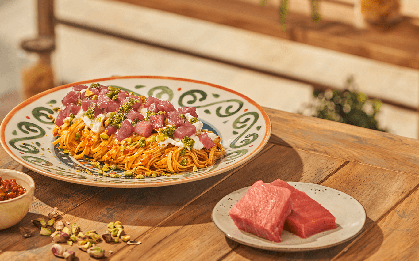 LINGUINE AL PESTO ROSSO CON TÁRTARO DE ATUM